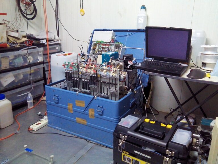Unidade de detecção GRAEGOR no contêiner do laboratório. © Robbie Ramsay / University of Edinburgh