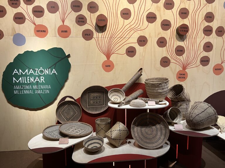 "Fruturos - Tempos Amazônicos" also exhibits information and items of the Amazon's indigenous peoples.