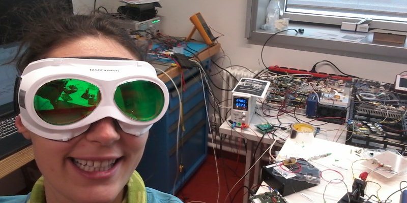 Carolina with laser protection glasses in the lab, where she began developing her instrument. © Carolina Nelson / MPI-C