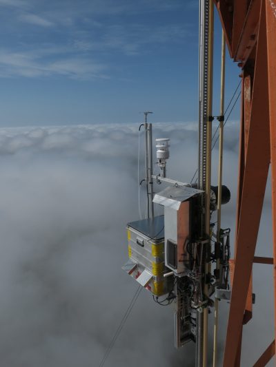 RoLi looking out over the clouds and fog, reminiscent of Caspar David Friedrichs paining "Wanderer above the Sea of Fog".

© Sebastian Brill / MPI-C