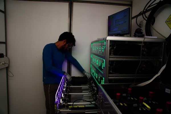 Yago Santos replacing flasks in the automated flask sampler.