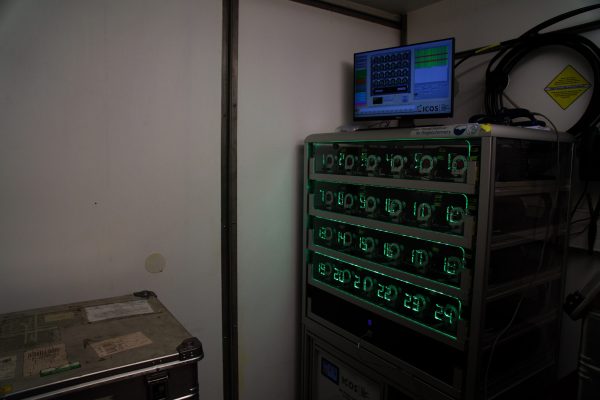 Automated flaks sampler used for the collection of air at 321 m height at the ATTO tower. The sampler automatically collects air samples at a weekly frequency. The samples are stored in 3l flasks, which are then sent to the Max Planck Institute for Biogeochemistry for analysis of concentrations of greenhouse gases, stable isotopes, and radiocarbon in CO2.