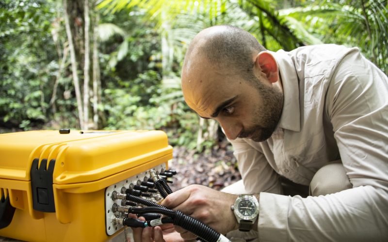 Giovanni Pugliese bei der Arbeit im Amazonas-Regenwald. Mithilfe des Messgeräts erfasst er die Austauschprozesse des Bodens. 
© Dom Jack / MPI-C