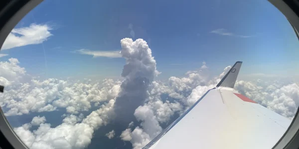 Blick aus dem Forschungsflugzeug HALO: Durch Konvektion verursachte starke Aufwinde über dem Amazonas-Regenwald transportieren Pflanzenemissionen (biogene flüchtige Verbindungen, sog. BVOCs) hoch über die Baumkronen hinaus in die obere Troposphäre.  
© Philip Holzbeck