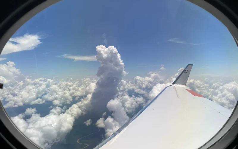 Blick aus dem Forschungsflugzeug HALO: Durch Konvektion verursachte starke Aufwinde über dem Amazonas-Regenwald transportieren Pflanzenemissionen (biogene flüchtige Verbindungen, sog. BVOCs) hoch über die Baumkronen hinaus in die obere Troposphäre.  
© Philip Holzbeck
