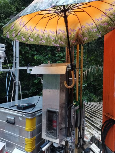 An umbrella protects the RoLi electronics during maintenance work in Amazonian rain.
© Sebastian Brill / MPI-C