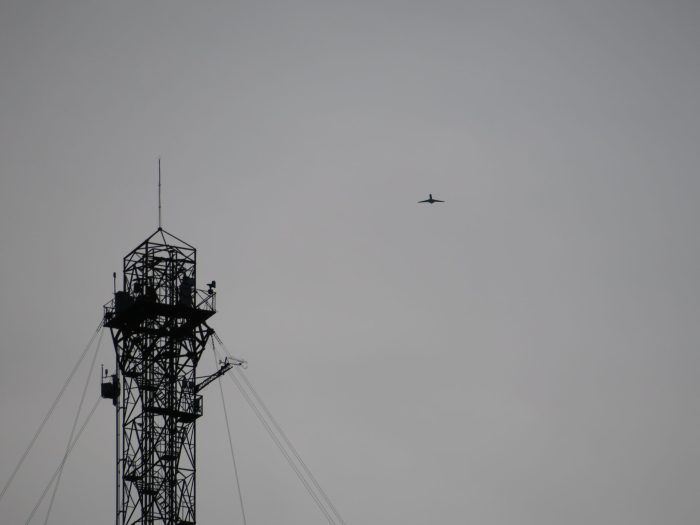 RoLi reaches the top of the tall tower, as the HALO airplanes flies over the ATTO site.
Sebastian Brill / MPI-C