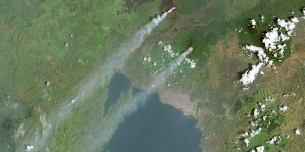 Die Vulkane Nyamuragira und Nyiragongo in der Demokratischen Republik Kongo während ihres Ausbruchs am 9. Februar 2015, mit zwei großen Rauchfahnen, die aus dem Vulkanduo austreten.
© NASA Earth Observatory images by Jesse Allen, using Landsat data from the U.S. Geological Survey.