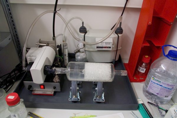 Integrated sampler for the collection of CO2 air on a monthly basis. The system continuously pumps air from the top of the ATTO tower and circulates it through a NaOH solution that traps the CO2. The solution is replaced every month and sent to the Central Radiocarbon Laboratory of ICOS affiliated at the Institute of Environmental Physics of the University of Heidelberg, Germany.